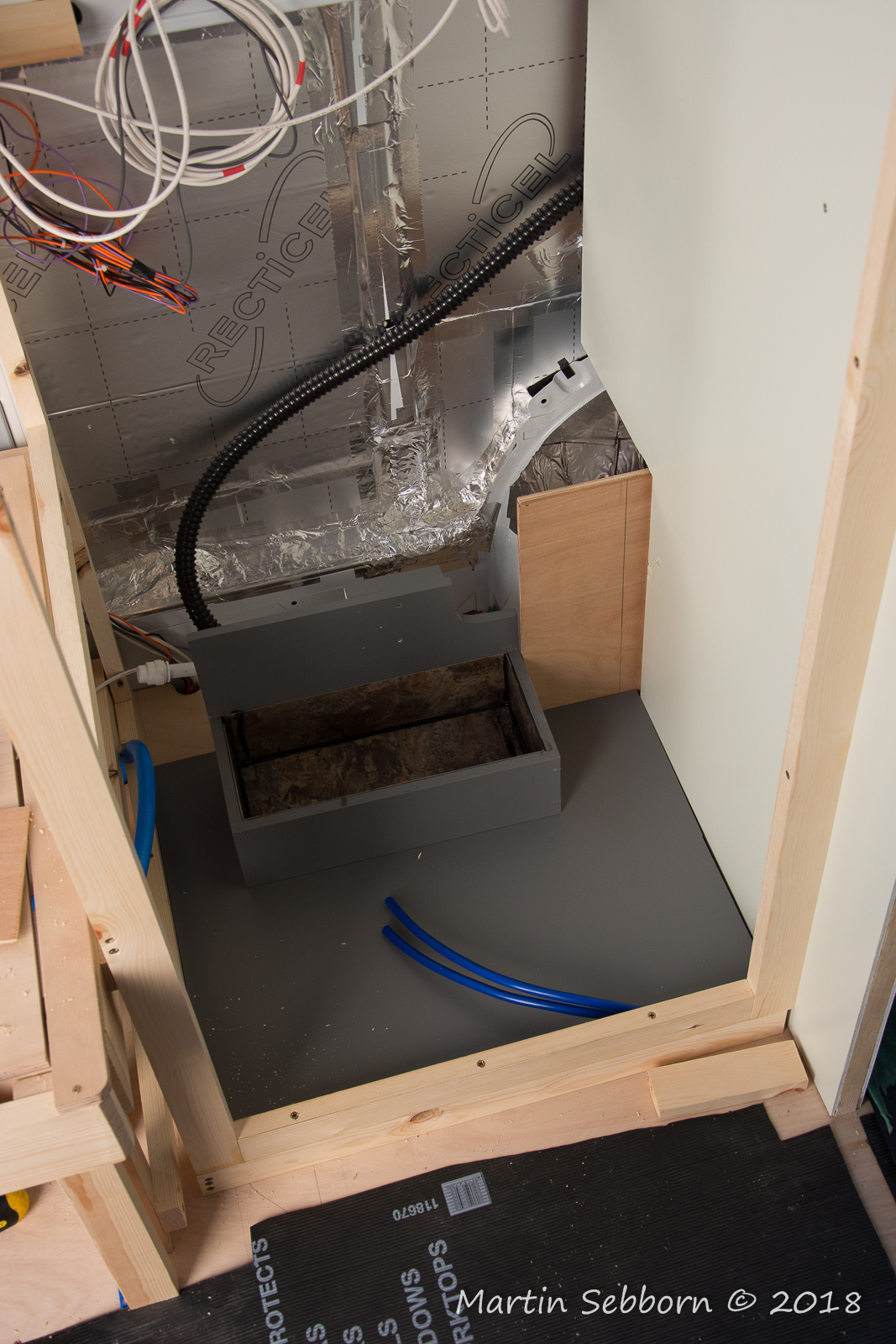 Pump mounting box